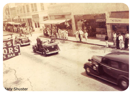 Franklin D. Roosevelt parades in front of Pritchard Hardware, Titusville