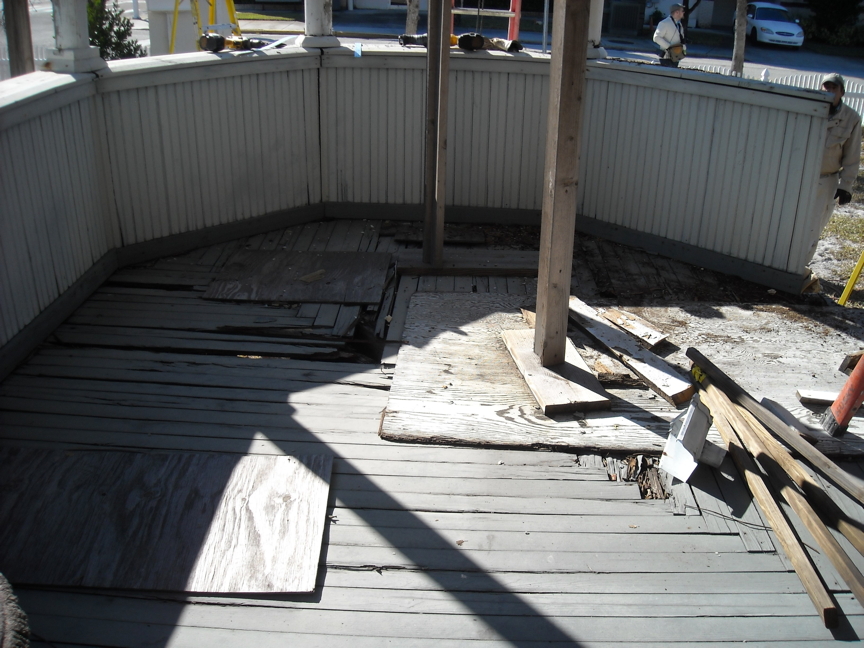 Upstair porch before restoration. Upstair porch before restoration.