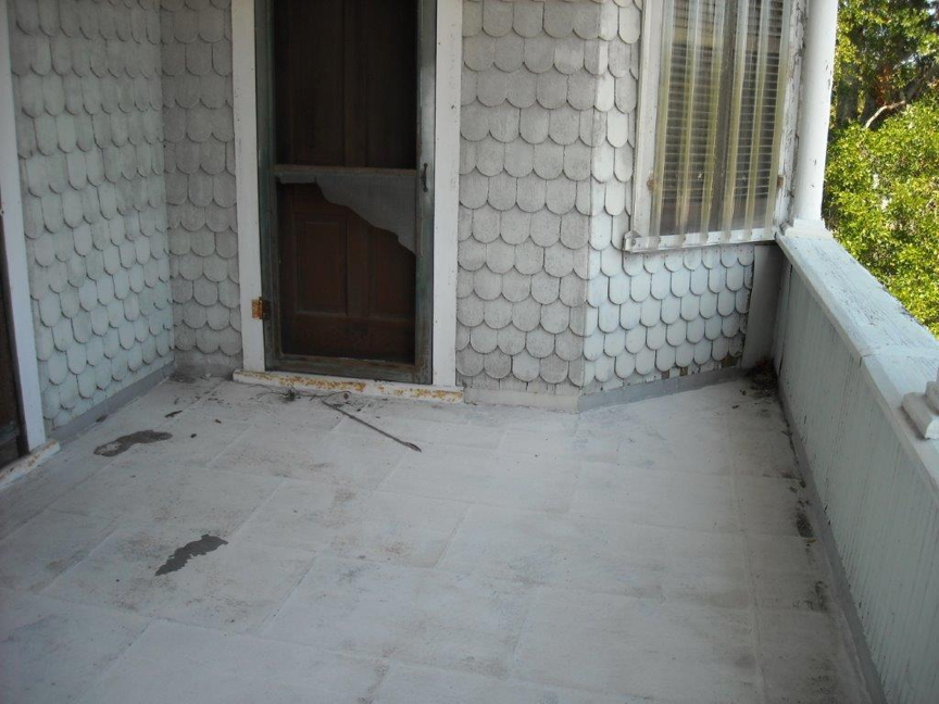 Upstairs porch before restoration. Upstairs porch before restoration.